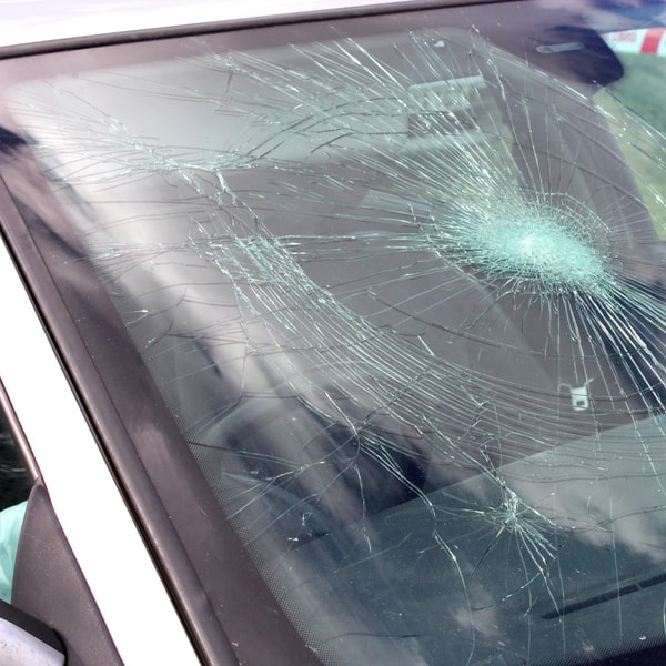 what auto glass replacement tech to contact and how much does it cost to fix windshield 